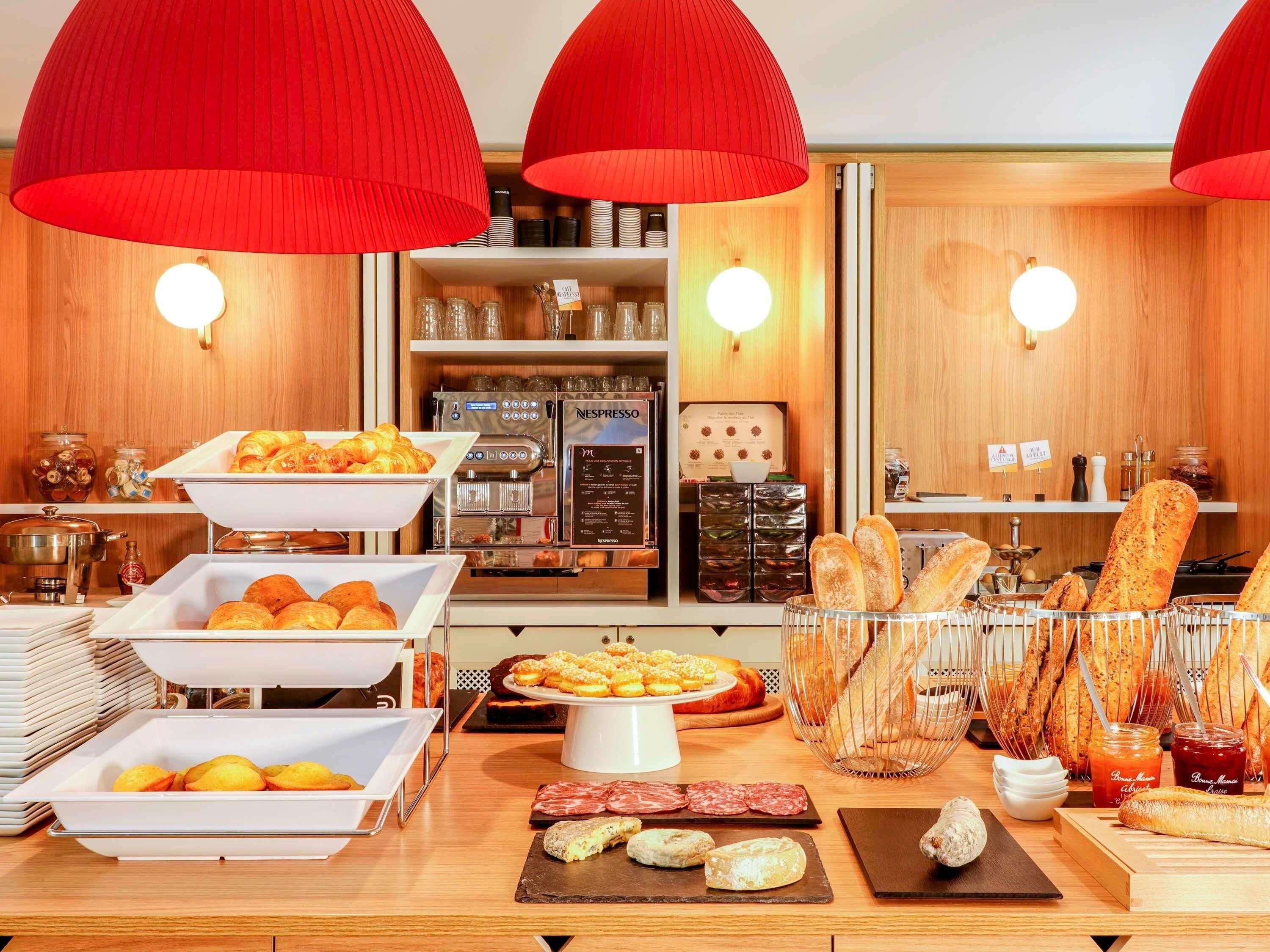 Un bufé de desayuno con diversas opciones de comida y una máquina de café.