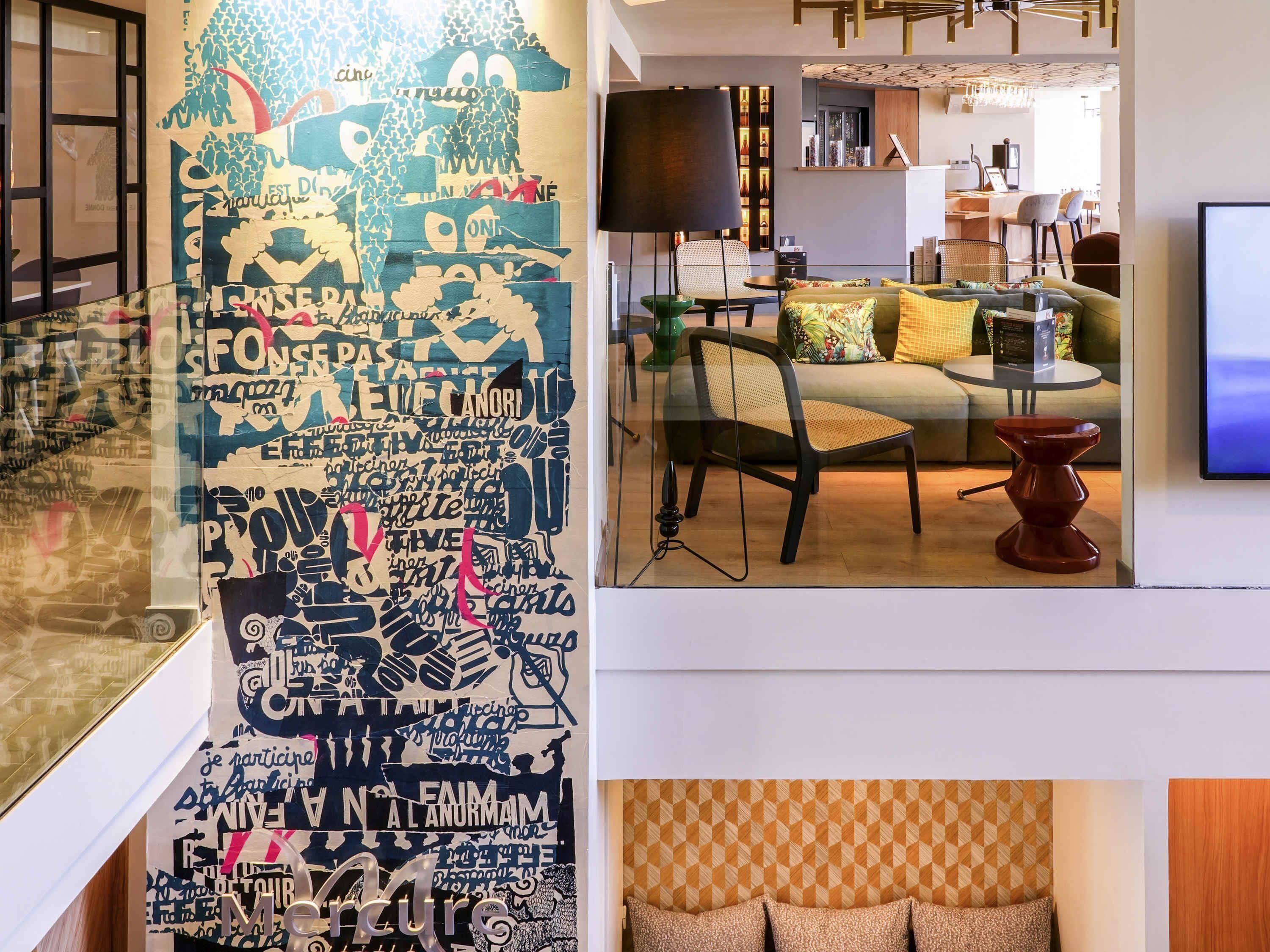 Sert le petit déjeuner, le déjeuner et le dîner