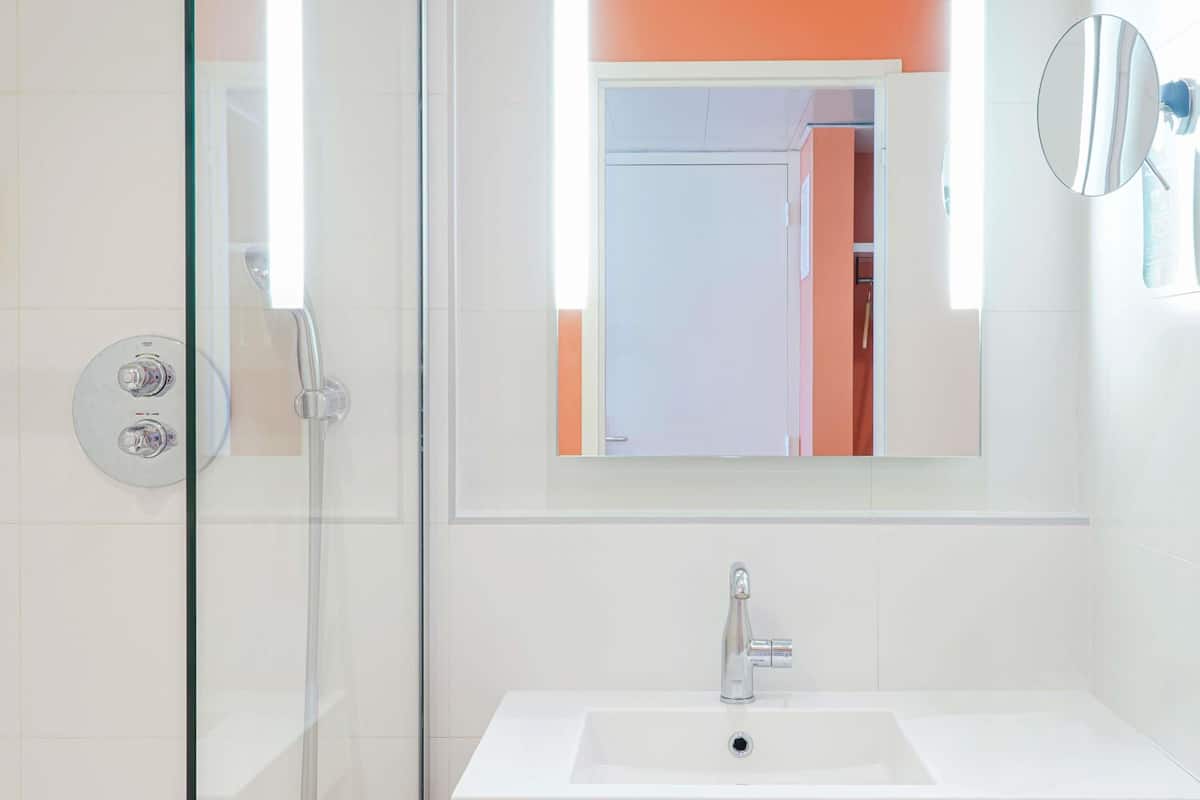 Seprai premium, selimut bulu angsa, bantalan ekstra lembut, dan minibar