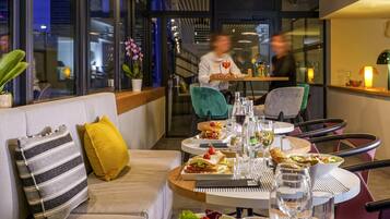 Serves breakfast, lunch, and dinner