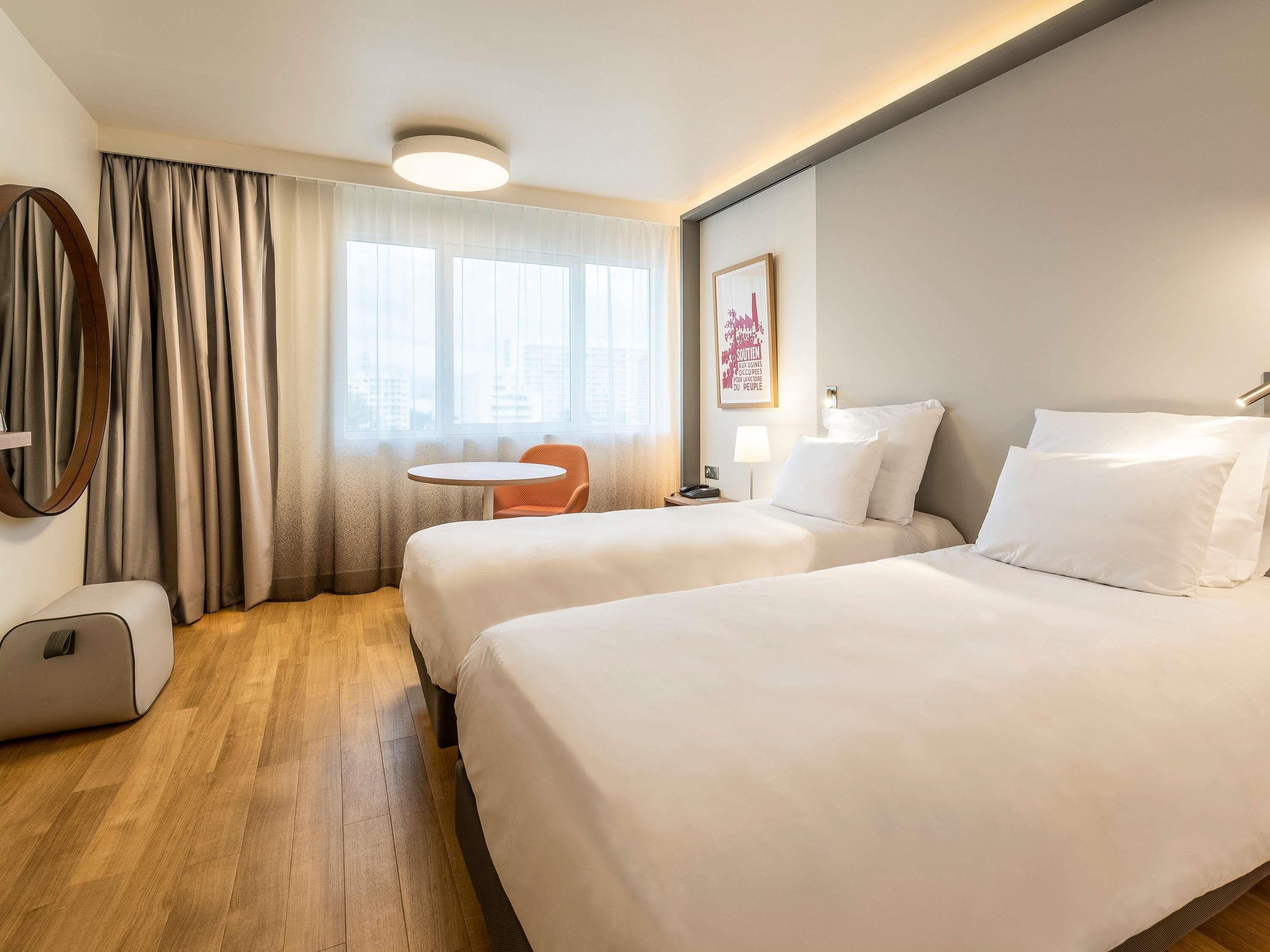 Tomannsrom – classic, 2 enkeltsenger | Sengetøy av topp kvalitet, dundyner, senger med overmadrass og minibar