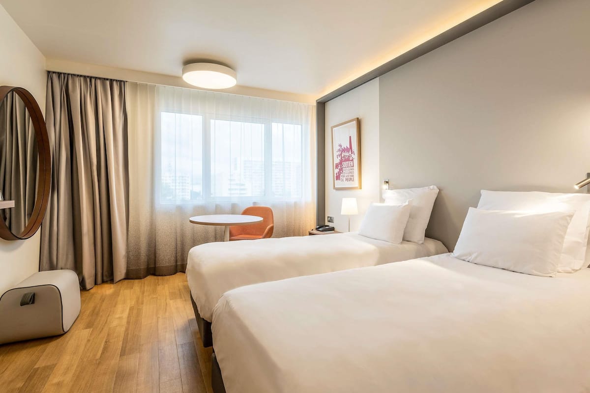 Tomannsrom – classic, 2 enkeltsenger | Sengetøy av topp kvalitet, dundyner, senger med overmadrass og minibar