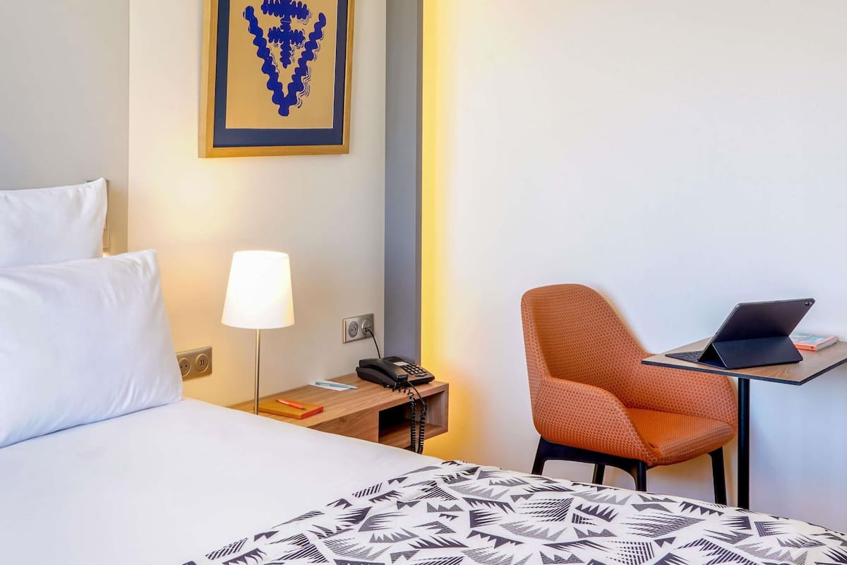 Classic-huone, 1 parisÀnky | Ylelliset vuodevaatteet, untuvapeitot, pillowtop-patjalliset sÀngyt