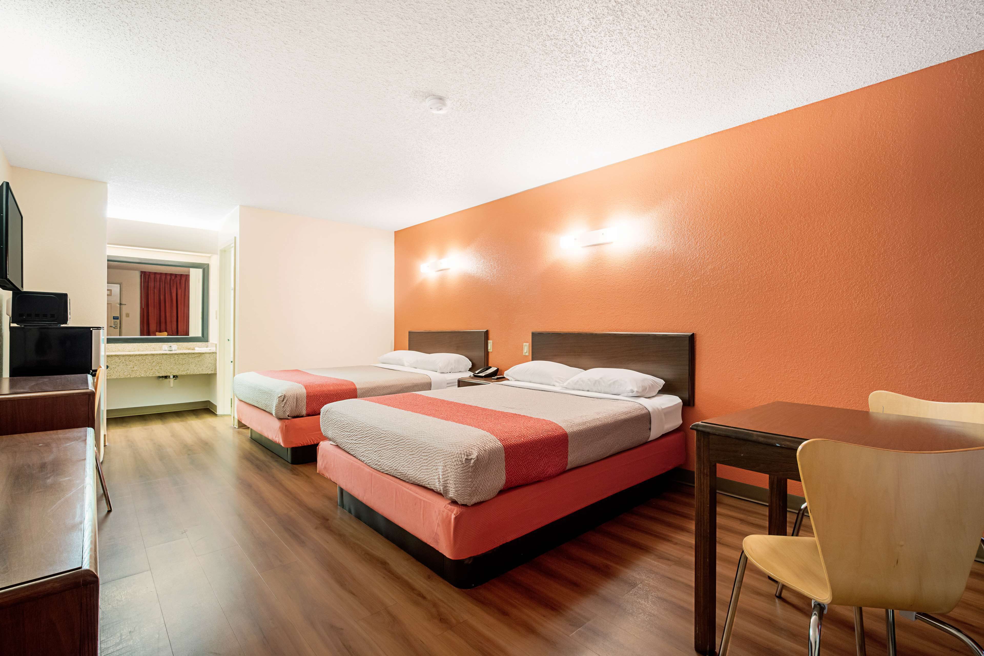 Escritorio, tabla de planchar con plancha, wifi gratis y ropa de cama