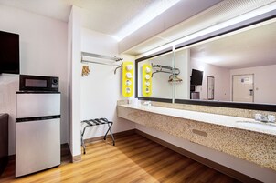 Escritorio, tabla de planchar con plancha, wifi gratis y ropa de cama