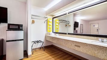 Escritorio, tabla de planchar con plancha, wifi gratis y ropa de cama