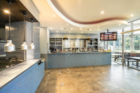 Se sirven almuerzos y cenas, restaurante con mesas al aire libre