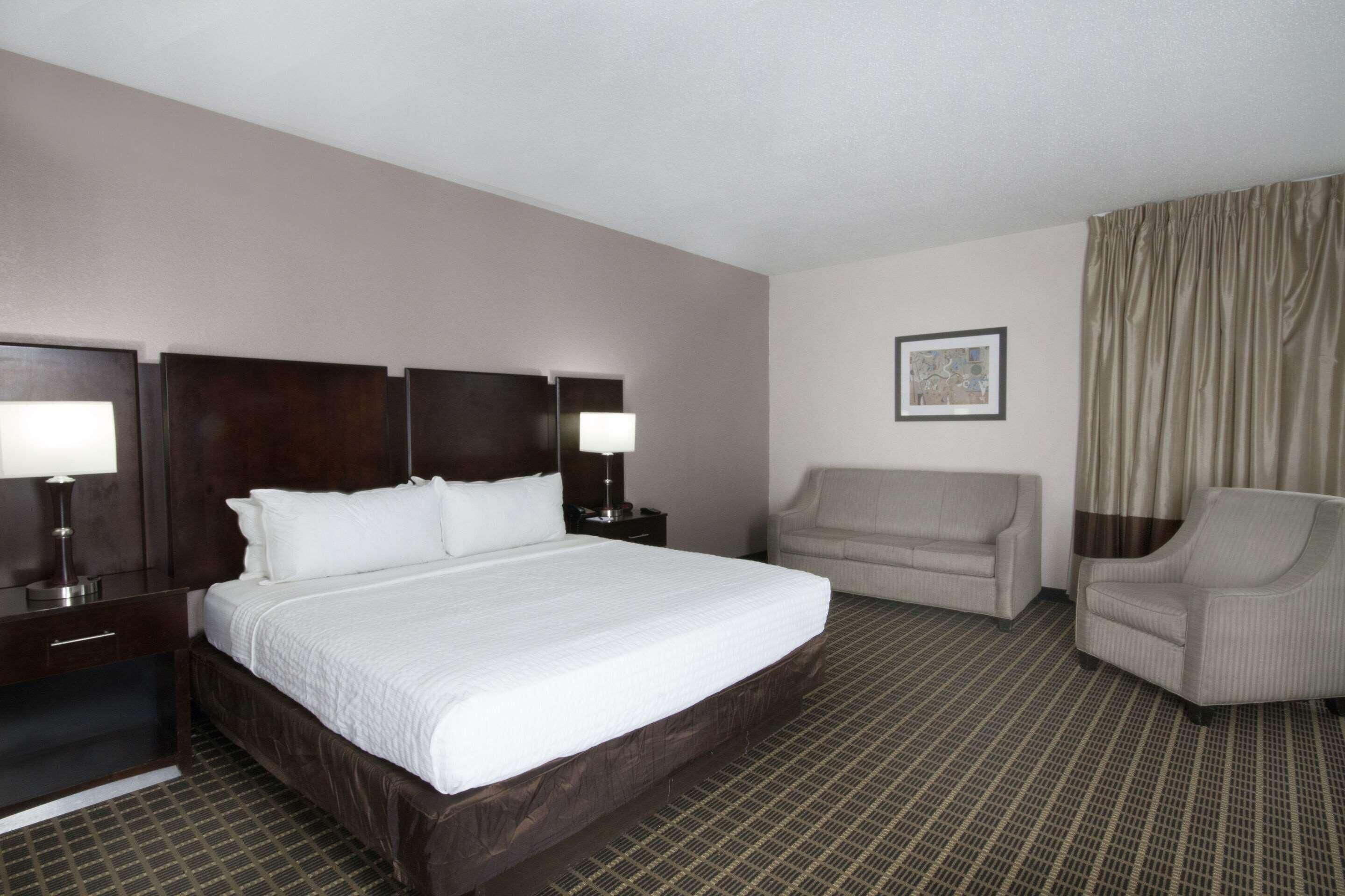 Premium bedding, in-room safe, laptop workspace, soundproofing
