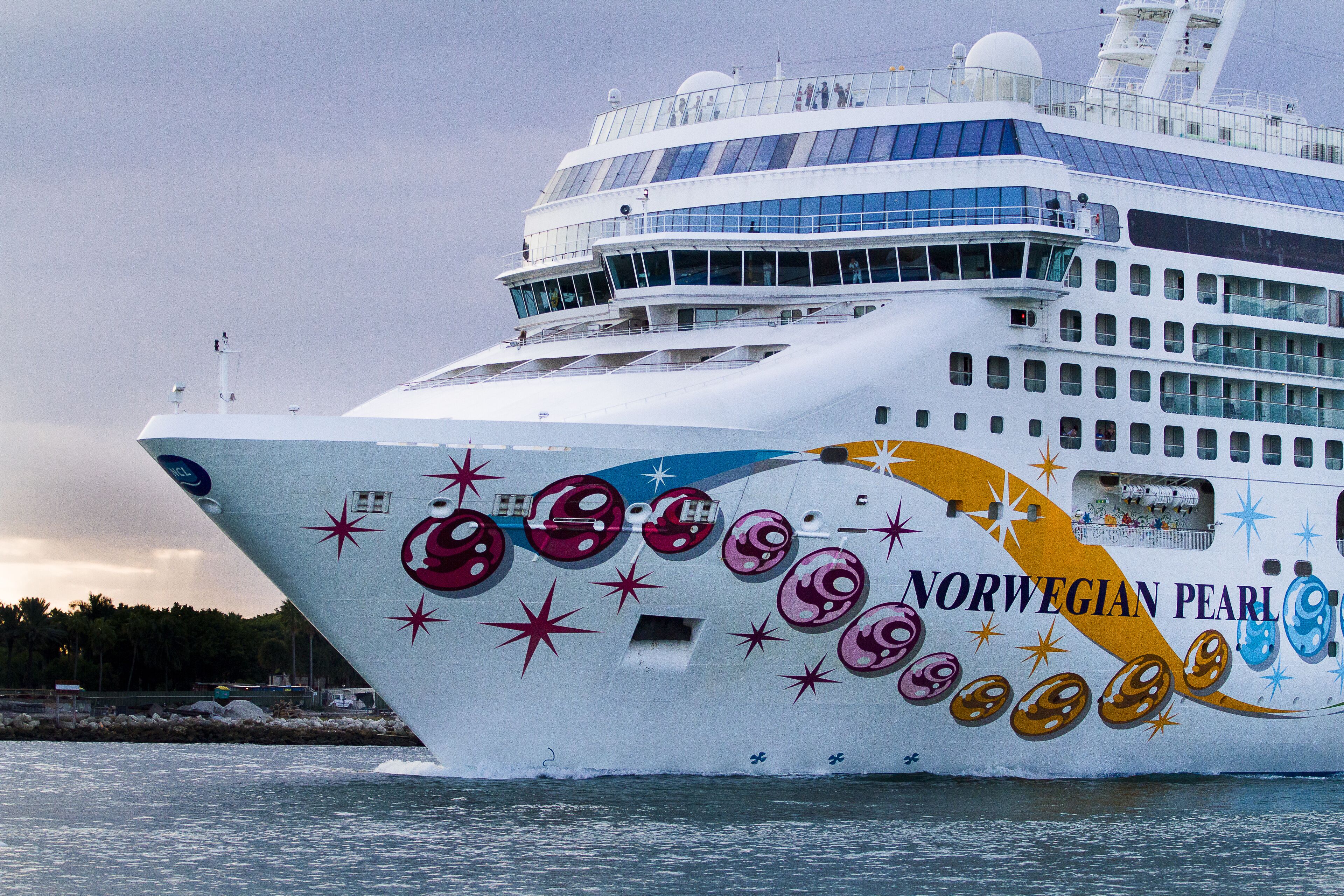 Un grand navire de croisière doté de nombreux ponts et arborant un décor coloré sur sa coque.