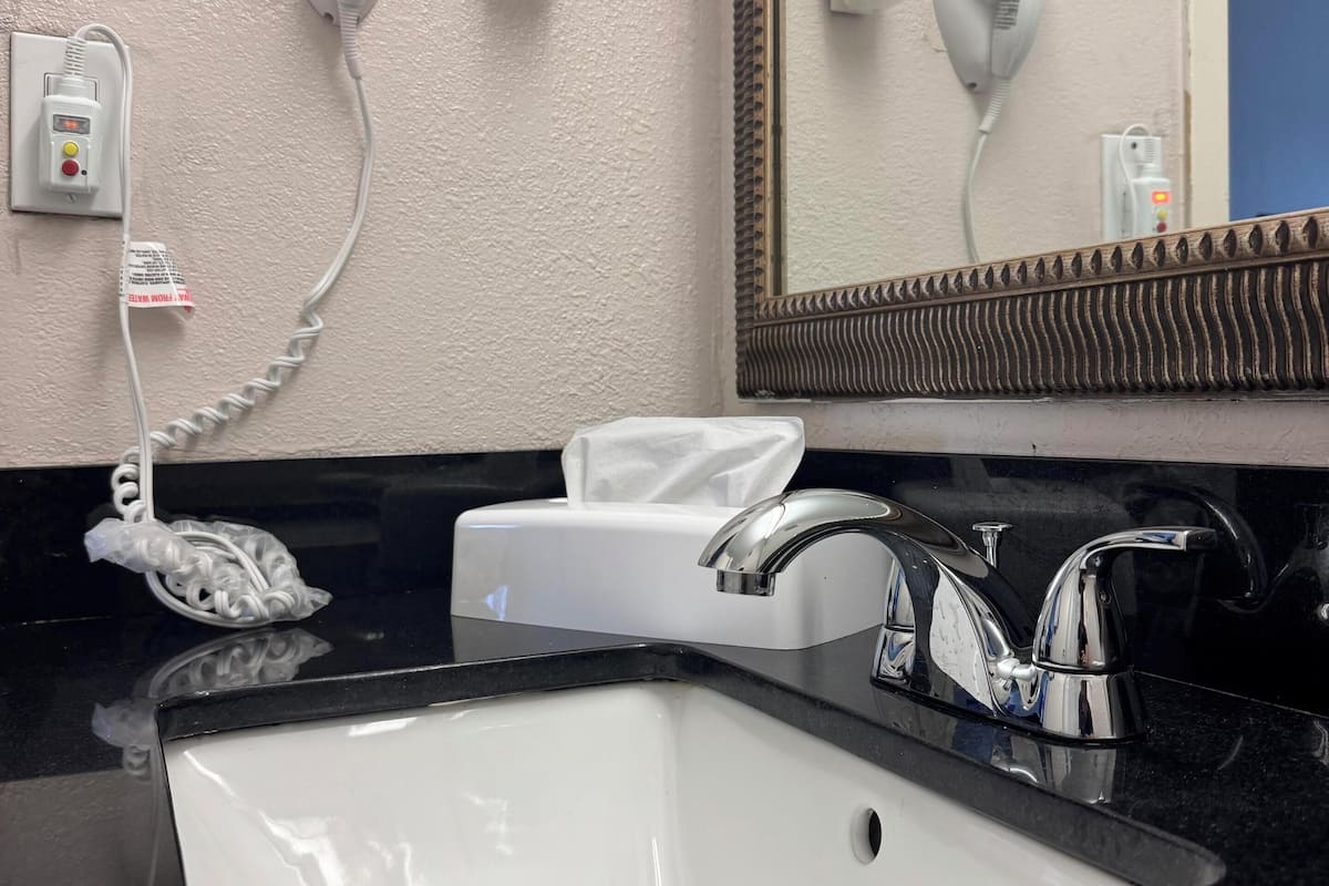 standard room, 2 double beds, non smoking | bathroom | combined shower/bathtub, hair dryer, towels