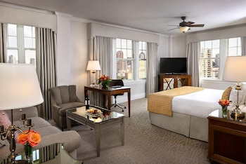 Deluxe Suite | Premium bedding, minibar, in-room safe, desk at Warwick Melrose Dallas