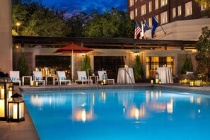 Piscine extérieure, parasols, chaises longues