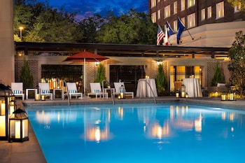 Pool amenities at Warwick Melrose Dallas