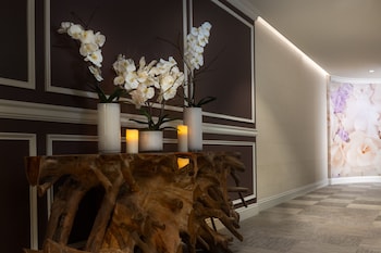 Couples treatment rooms, steam room, body treatments, aromatherapy at Warwick Melrose Dallas