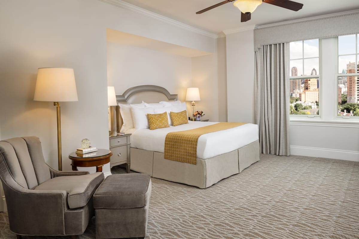 Habitación clásica, 1 cama King size | Ropa de cama de alta calidad y minibar