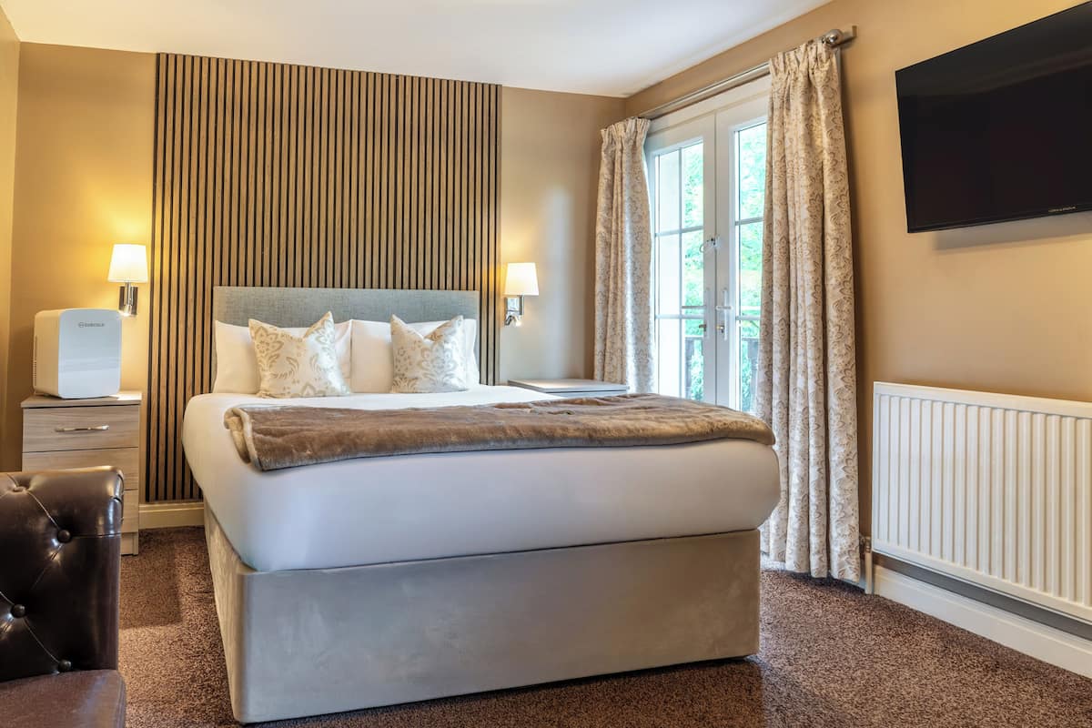 Desk, iron/ironing board, WiFi (free), bed sheets