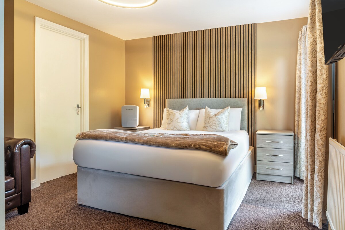 Executive Double Room | Desk, iron/ironing board, WiFi (free), bed sheets