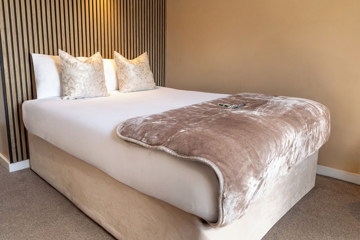 Standard Double Room | Desk, iron/ironing board, WiFi (free), bed sheets