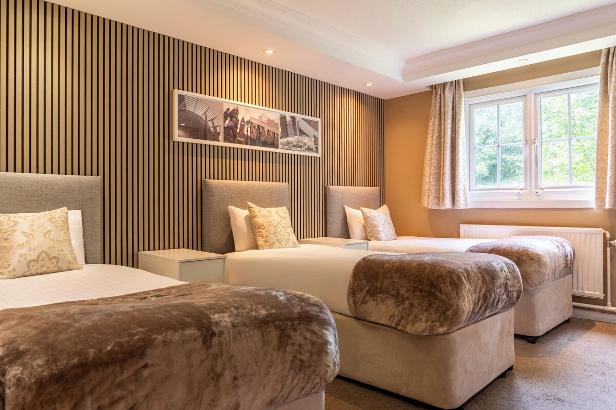 Standard Triple Room | Desk, iron/ironing board, WiFi (free), bed sheets