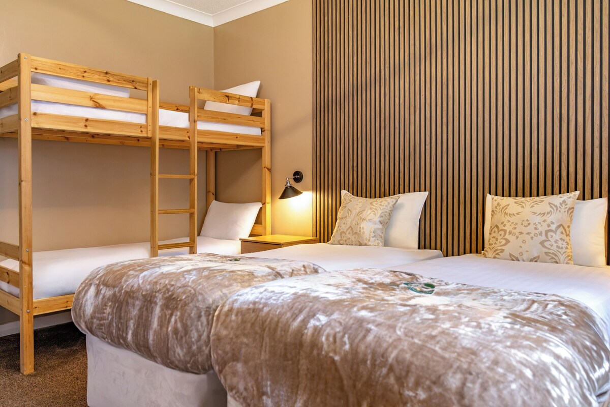 Family Room Sleeps 4 | Desk, iron/ironing board, WiFi (free), bed sheets