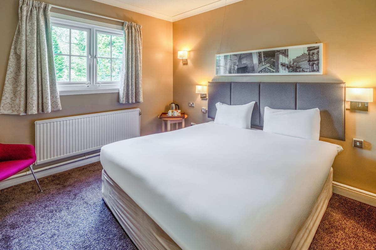 Desk, iron/ironing board, WiFi (free), bed sheets