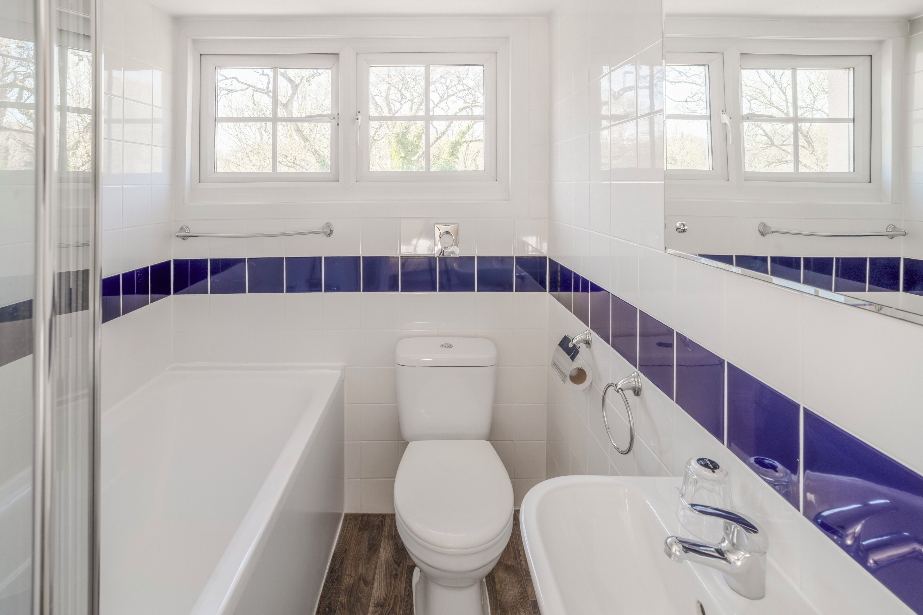 standard single room | bathroom | combined shower/bathtub, free toiletries, hair dryer, towels