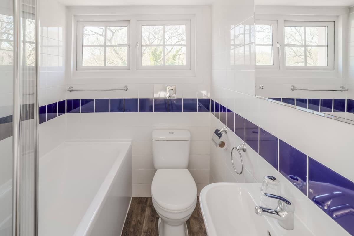 standard single room | bathroom | combined shower/bathtub, free toiletries, hair dryer, towels