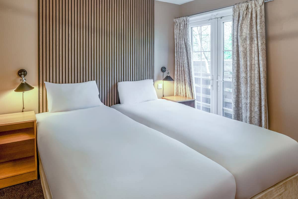 Executive Twin Room | Desk, iron/ironing board, free WiFi, bed sheets