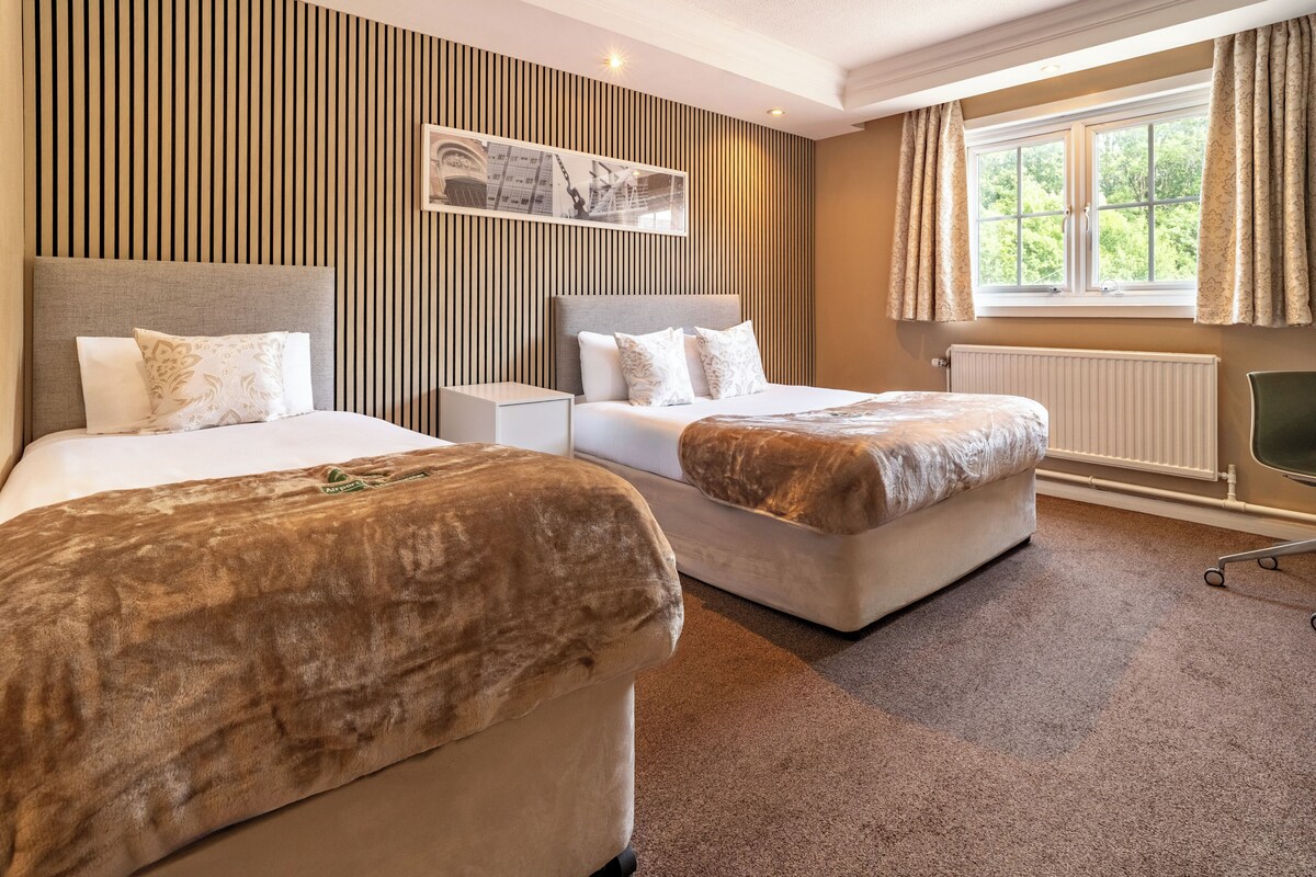 Standard Twin Room | Desk, iron/ironing board, WiFi (free), bed sheets
