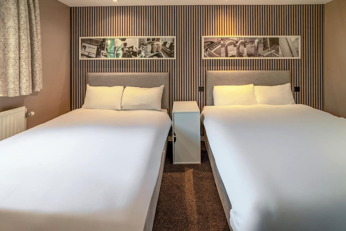 family room | 1 bedroom, desk, iron/ironing board, free wifi