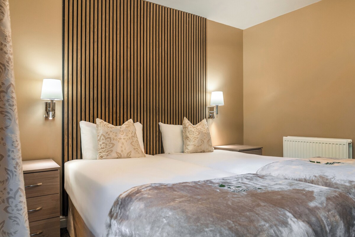 Executive Twin Room | Desk, iron/ironing board, WiFi (free), bed sheets