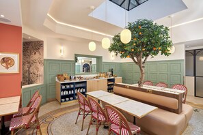 Petit déjeuner buffet (15 EUR par personne)