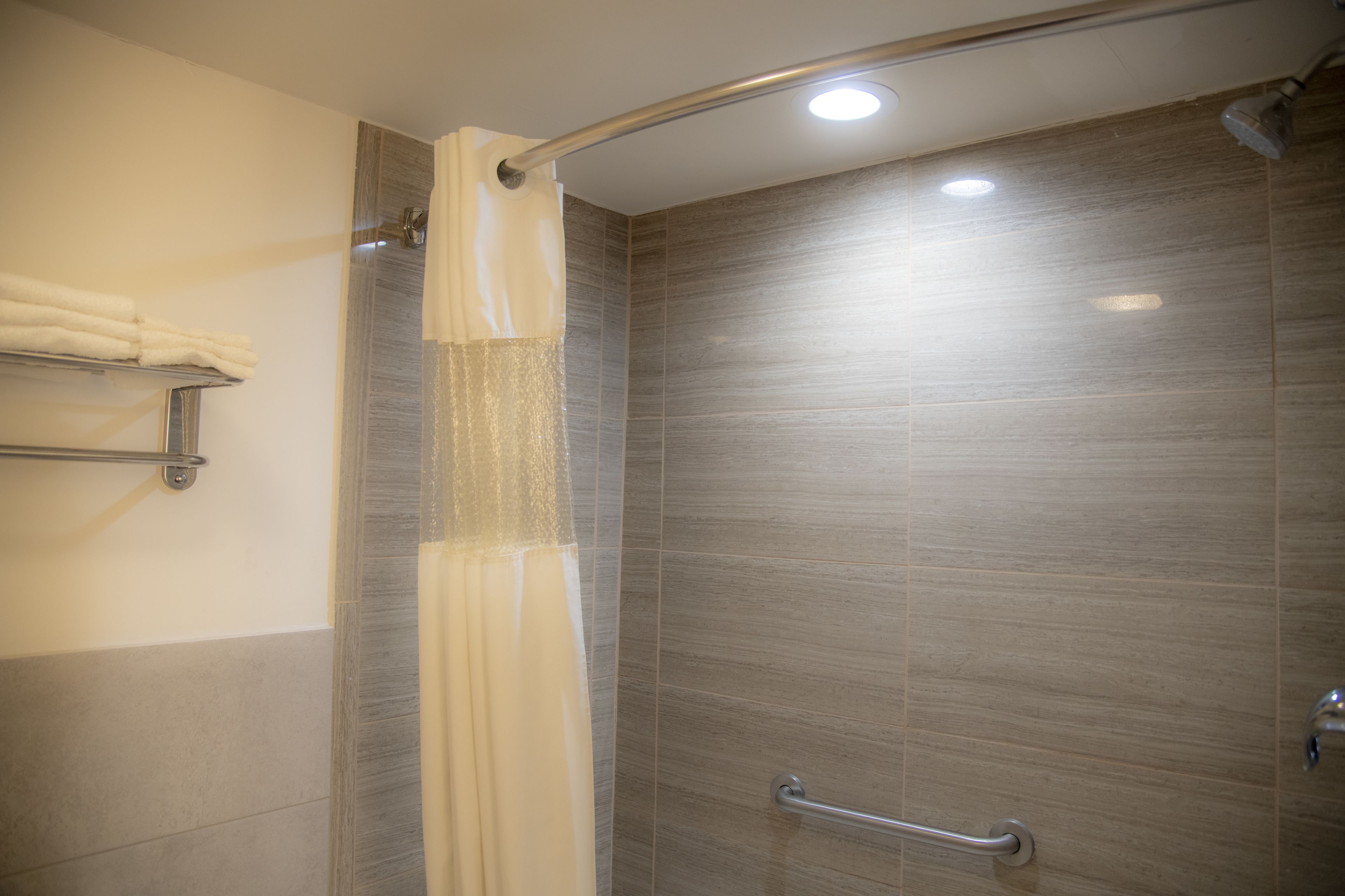 Kombinasi shower/bathtub dan perlengkapan mandi gratis