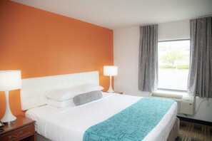 Skrivebord, blendingsgardiner og strykejern/-brett