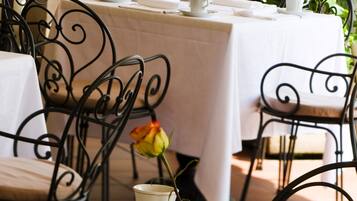 Breakfast, lunch and dinner served