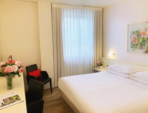 デラックス ルーム | 高級寝具、ミニバー、セーフティボックス (室内)、デスク