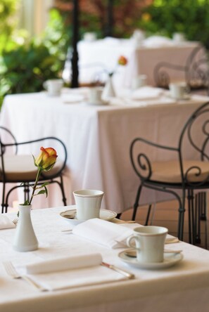 Petit déjeuner, déjeuner et dîner servis sur place