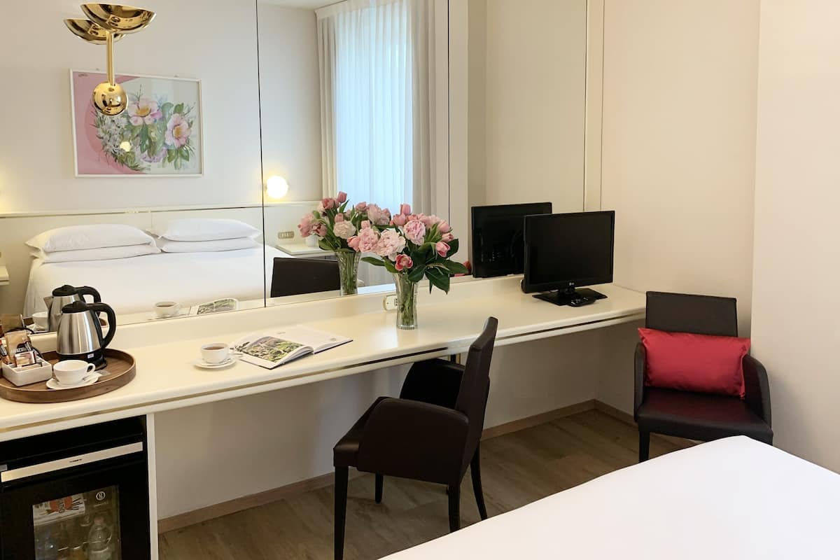 deluxe room | premium bedding, minibar, in-room safe, desk