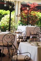 Breakfast, lunch and dinner served