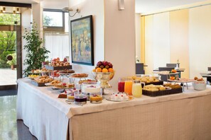 Tägliches Frühstücksbuffet gegen Gebühr