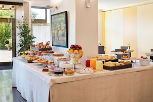 Colazione a buffet a pagamento, servita tutte le mattine 