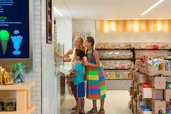 Breakfast, dinner, brunch served; American cuisine  at Hilton Orlando Buena Vista Palace Disney Springs Area