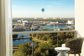 Ein Balkon mit Blick auf ein Gewässer, Gebäude und eine Heißluftballon.