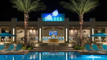 6 restaurants; breakfast, lunch, dinner and brunch served
