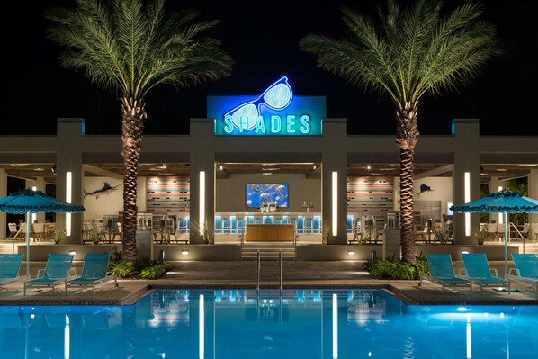 6 restaurants; breakfast, lunch, dinner and brunch served 
