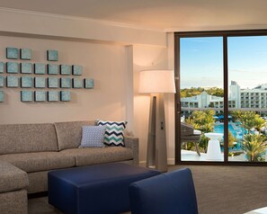 Suite, 1 chambre (2 QUEEN BEDS AND PARLOR) | Coin séjour | Télévision LCD de 50 pouces avec chaînes par câble, télévision