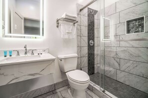 Premium bedding, down duvets, memory-foam beds, desk - Rodeway Inn & Suites Pasadena (Pasadena)