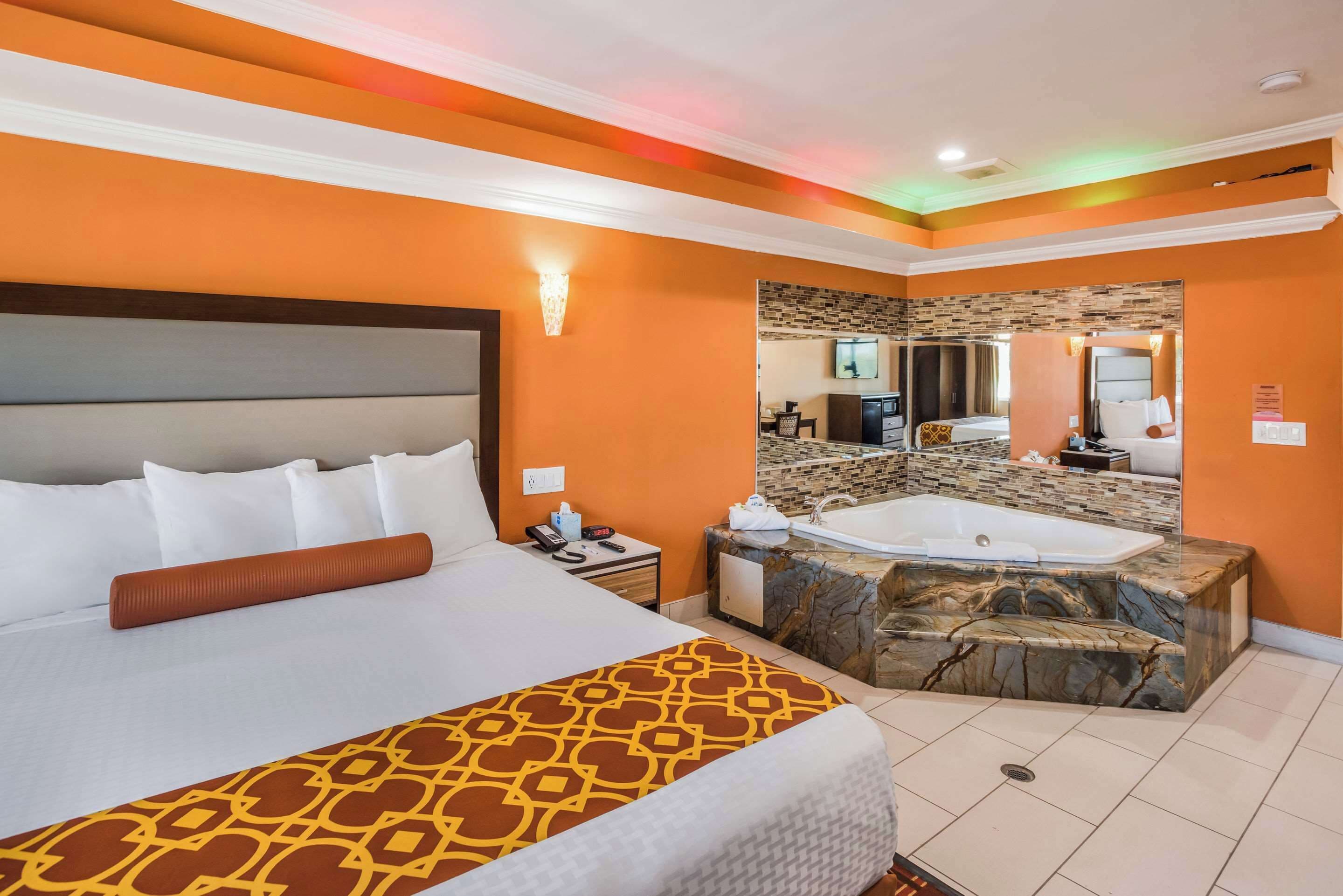 Δωμάτιο, 1 King Κρεβάτι, Μη Καπνιστών (with 2 person Hot Tub) | Κλινοσκεπάσματα υψηλής ποιότητας, πουπουλένια παπλώματα 