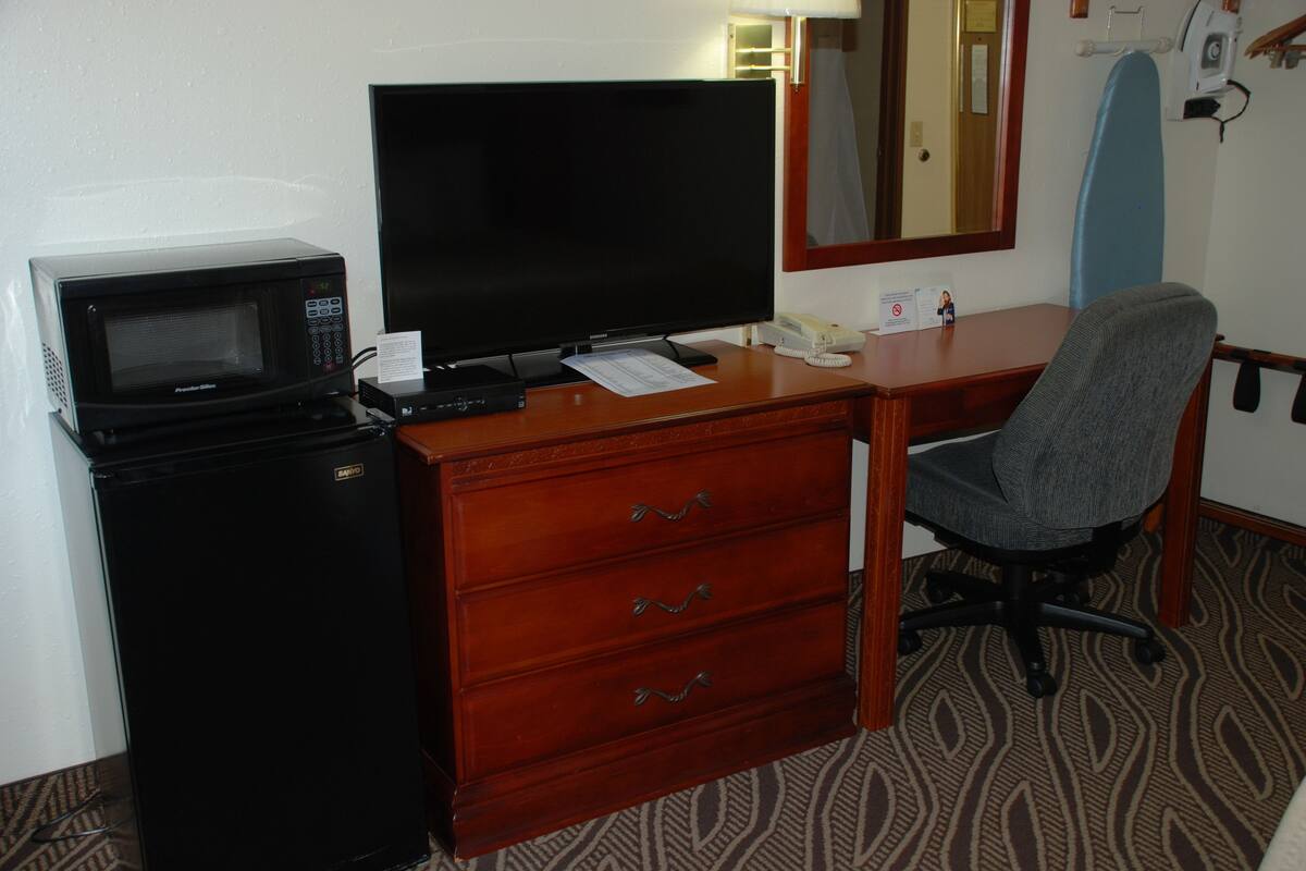 suite, 1 queen bed, refrigerator & microwave | desk, iron/ironing board, rollaway beds, free wifi