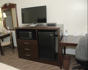 Standard Room, 1 King Bed | Desk, iron/ironing board, rollaway beds, free WiFi - Days Inn by Wyndham Dyersburg (Dyersburg)